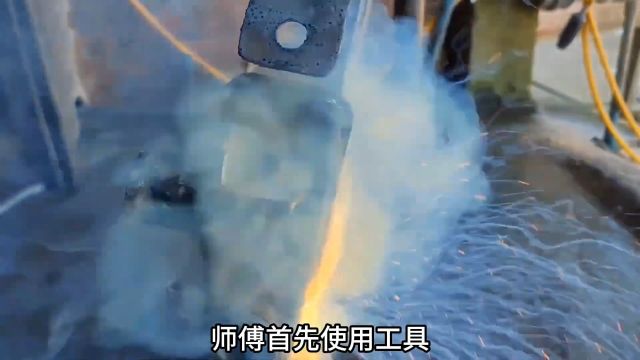 清洗水箱散热器 巴基斯坦的师傅将堵塞的水箱散热器疏通全过程