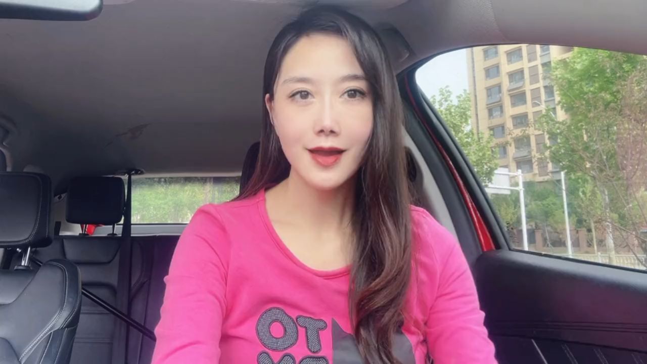 女司机路虎贴"追尾必嫁",小伙一脚油门撞上,结局让人哭笑不得