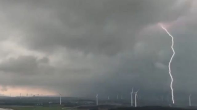 广西富川:短时强降雨局地暴雨,阴云密布,电闪雷鸣