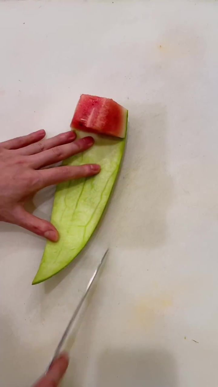 西瓜皮拉花教程,喜欢更多点开主页,有你喜欢的花式水果拼盘教程