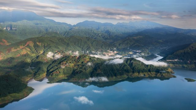 雅安眉山一日游:瓦屋含黛雅女羞, 海子叠翠望鱼幽