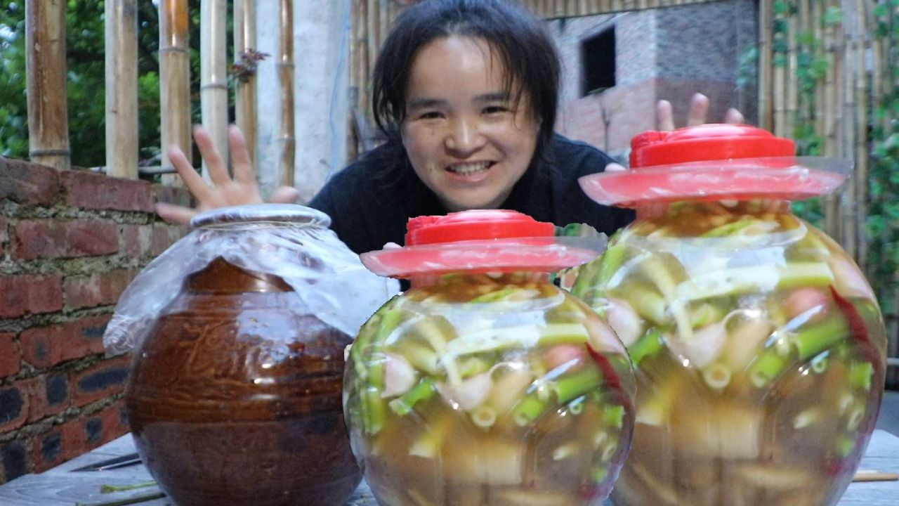 翻过百座山踏上三个镇,苗大姐摘蕨菜拔竹笋,变成个疯婆子