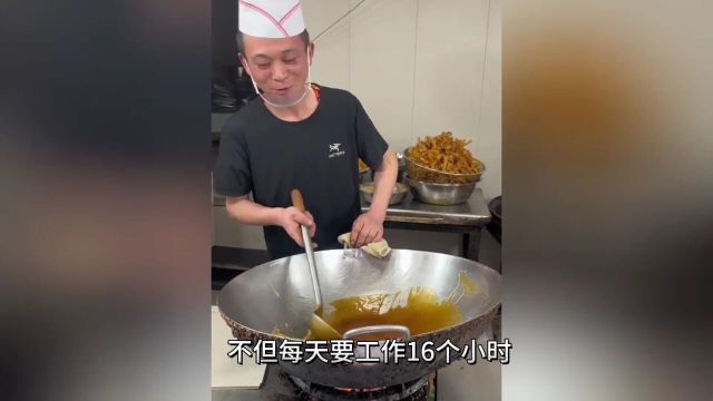 淄博炒饼小哥像宫里疯了的妃子一样,见人就笑淄博炒锅饼小哥炒锅饼小哥累出表情包