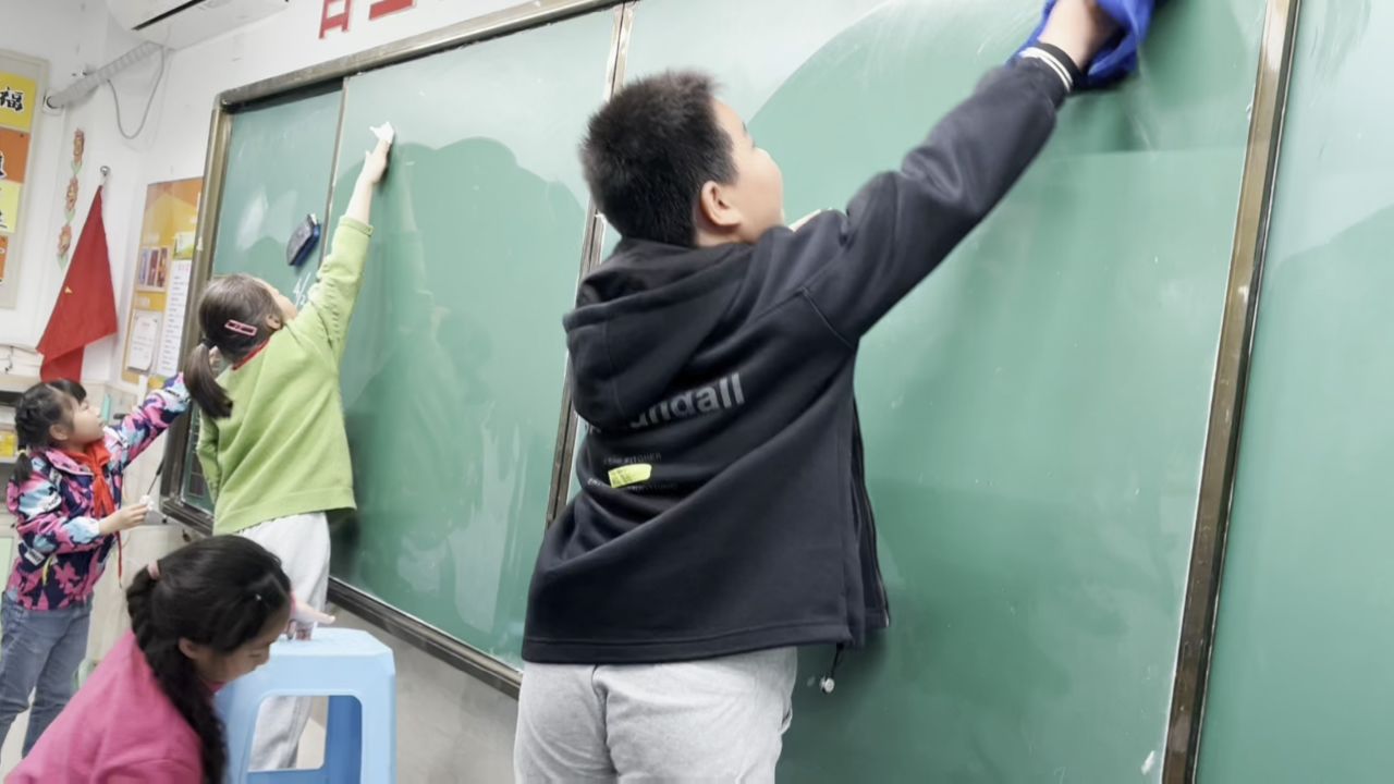 漕湖学校五一大扫除