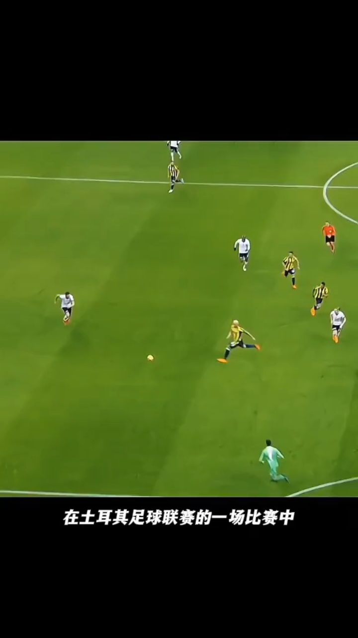 足球赛场门线前那些极具体育精神的精彩解围!这才是体育的魅力