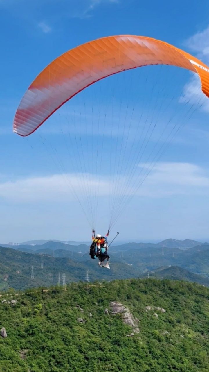 双人滑翔伞常见于一次性体验,可以全程教练一带一飞,由教练操控伞