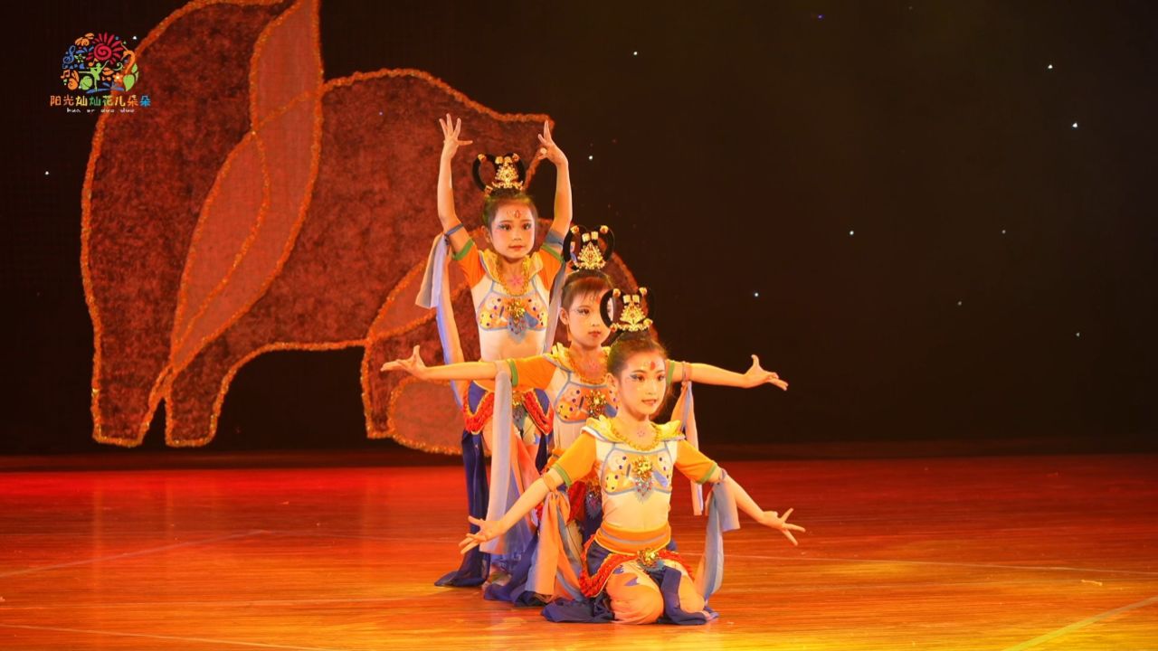 少儿群舞《千年之约》是一支敦煌舞,来源于敦煌壁画中的飞天,小演员