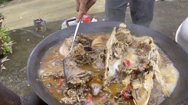 200块买来一个牛头,喊上村上的兄弟,终于实现了大口吃肉