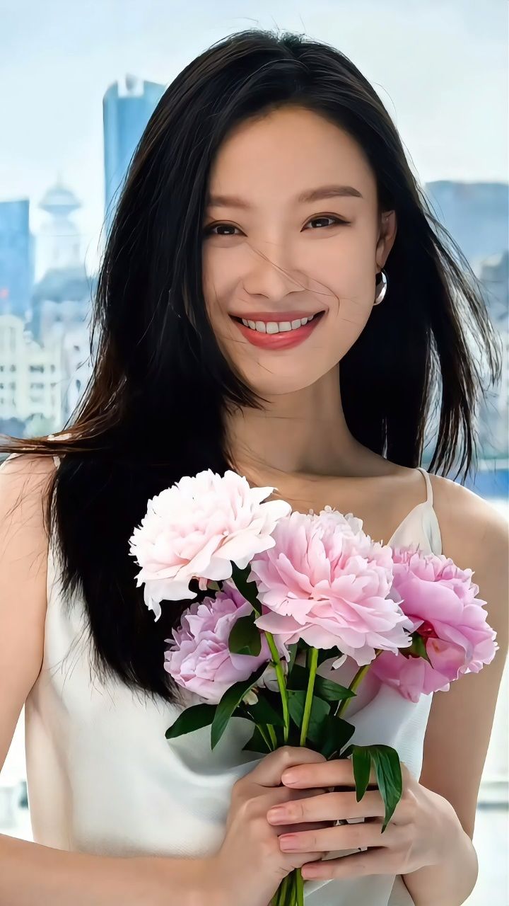 倪妮手捧鲜花,笑容甜美,优雅气质 ,美得不可方物