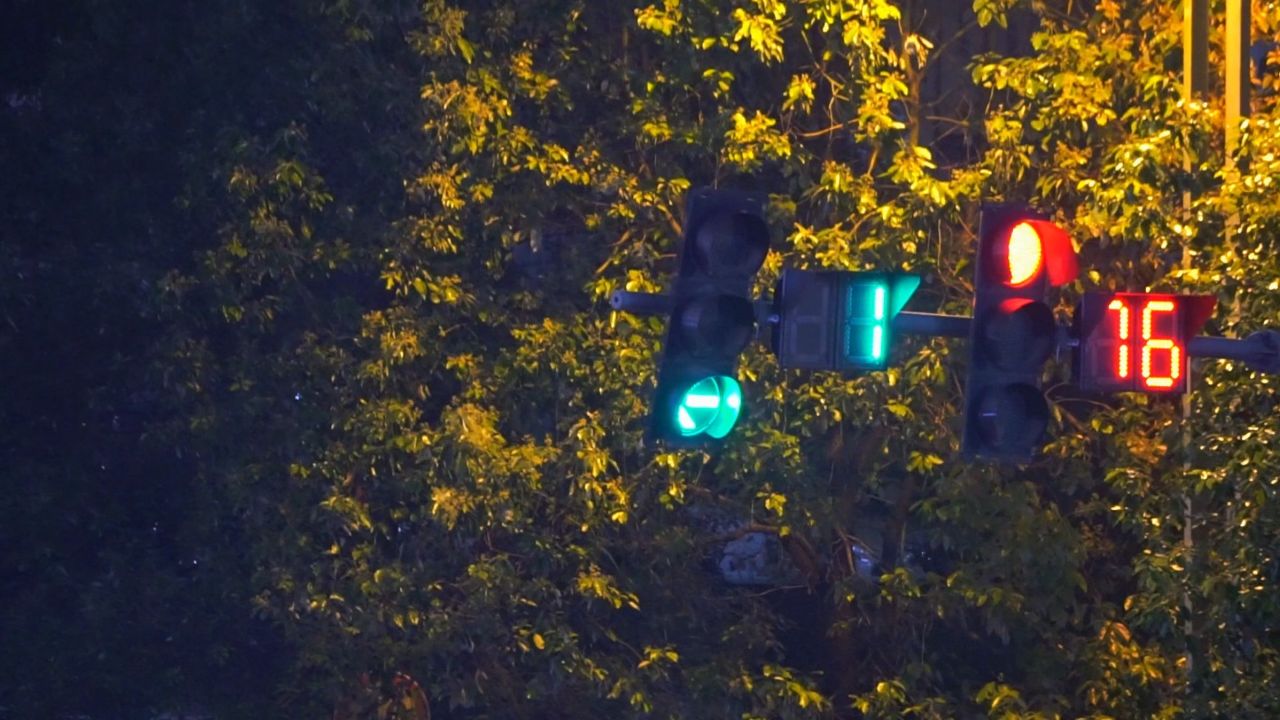 第3331期 | 夜晚红绿灯 倒计时交通灯 伤感孤独 emo文案 拍摄视频素材