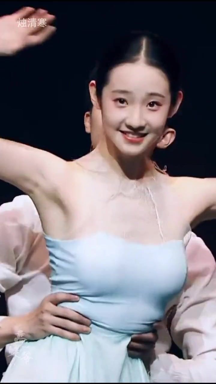 难道练芭蕾的腿长都1米8吗,这也太长了,美到极致#张艺凡 #芭蕾 #烛