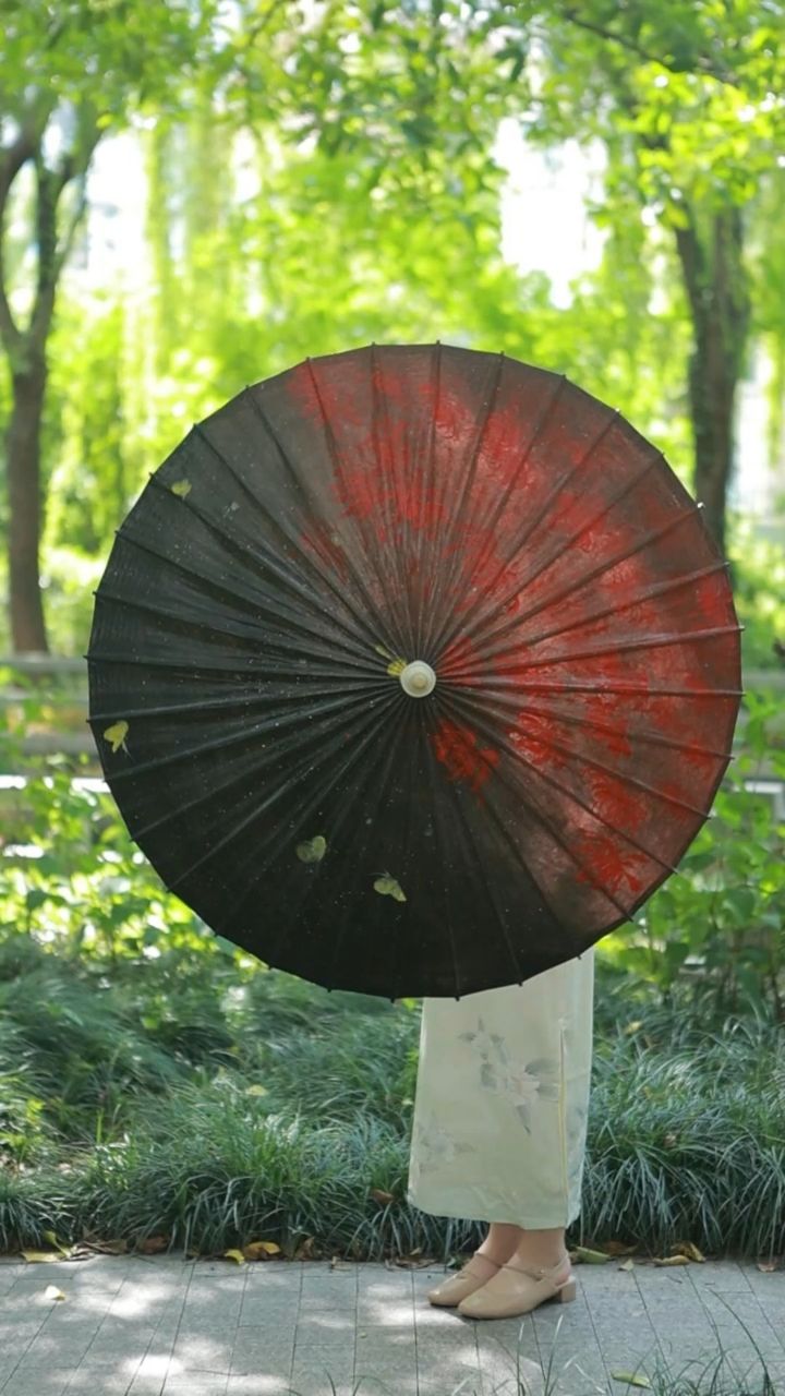 手绘的伞,你想要画哪一种图案?#油纸伞#手绘#国风#中式美学#传统文化