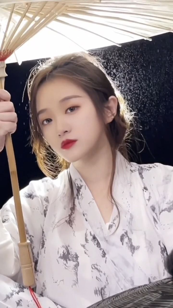 关晓彤撑伞以后也会成为经典吧 我就先致敬了