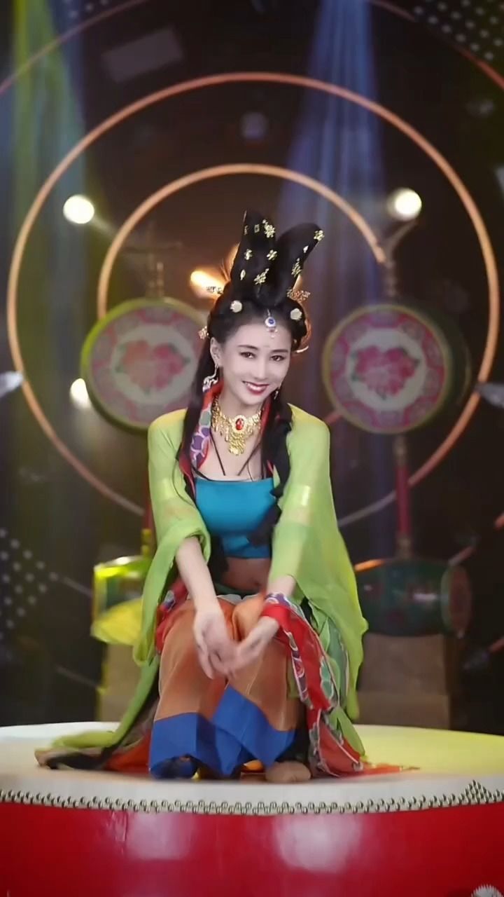 全网最异域风情的蹲蹲舞#异域风情小姐姐