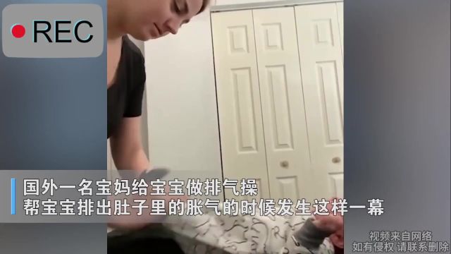 宝宝被妈妈扯着双腿做排气操,一通操作屁声足足持续30秒:小屁孩