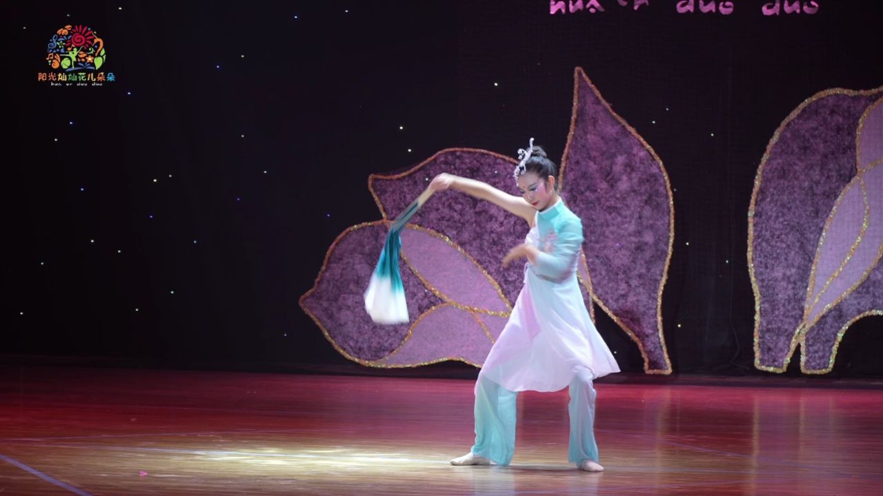 少儿独舞《舞魄》这支舞蹈独具匠心地融合了中国传统民族舞蹈的韵律与