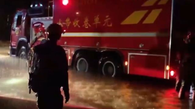 湖北咸宁:强降雨致人员被困,消防紧急救援