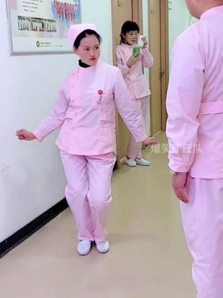 护士医院表演跳舞,有憋笑功底的,被护士长妖娆的舞姿笑岔气!