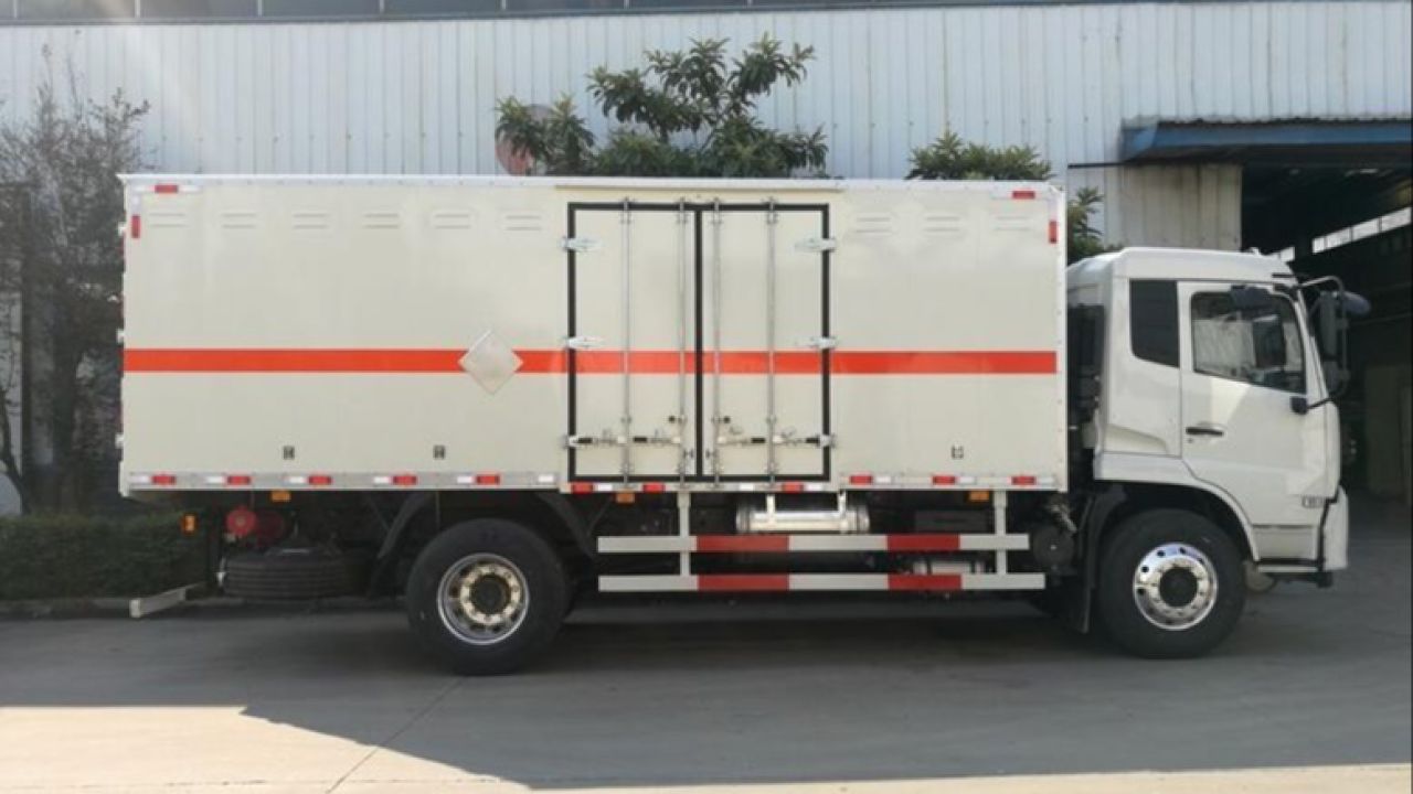 东风天锦厢式危化品运输车