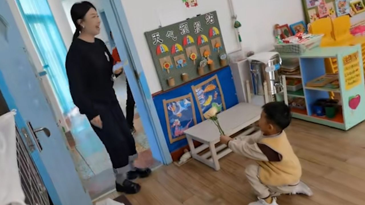 戏精上身!幼儿园小孩哥滑跪求婚女老师