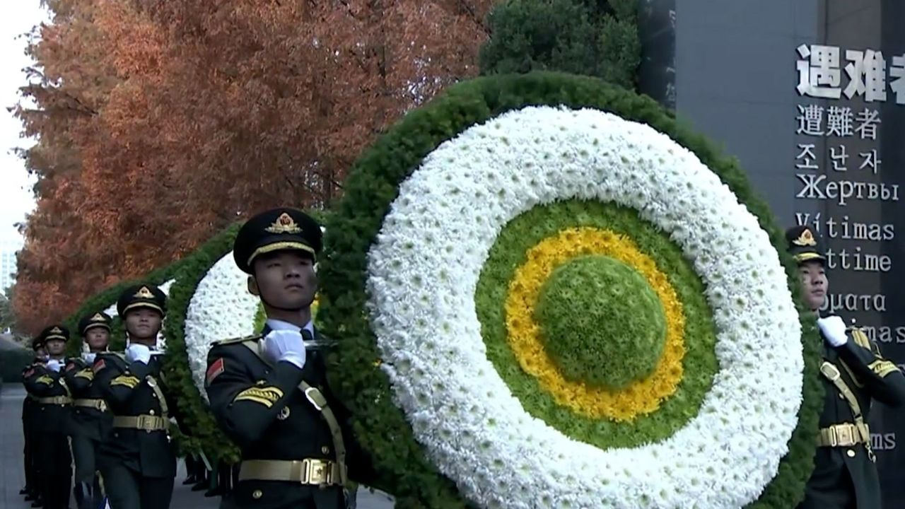 勿忘国耻！礼兵迈庄严步伐向30余万南京大屠杀遇难同胞敬献花圈_高清1080P在线观看平台_腾讯视频