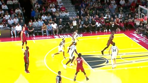 这年轻人！杰克逊大帽巴特勒 头几乎撞到篮板