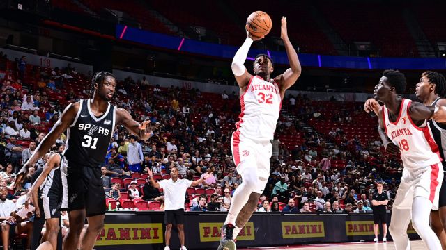 马刺79-76老鹰 卡斯尔缺战 里萨谢12投11分马刺险胜老鹰