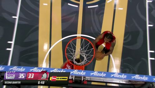 《NBA全场集锦》班顿抢断之后直接推反击 贾巴里-沃克接球双手暴扣