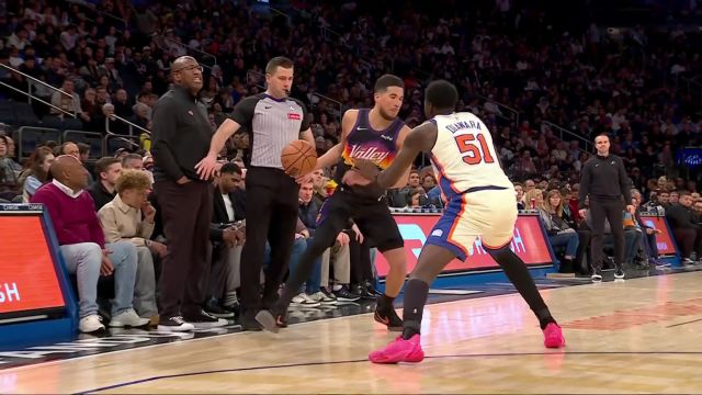 布克突然加速上篮打进 随后马威篮下吃饼双手暴扣