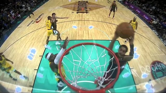 终于迎来爆发 普尔半场12中8单枪匹马砍下18分