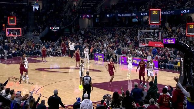 无时无刻精神都高度集中 勒韦尔飞身抢断追身三分压哨飙中