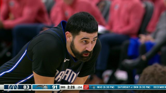 大链子闪闪发光 富尔茨场边观战笑容灿烂