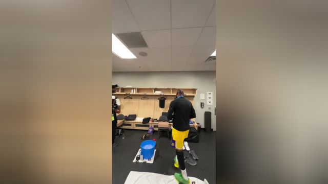 尽情享受庆祝时刻 詹姆斯赛后更衣室开心跳舞