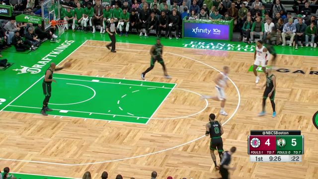 一个转身就过掉了曼恩 塔图姆巧冲篮下丝滑上篮