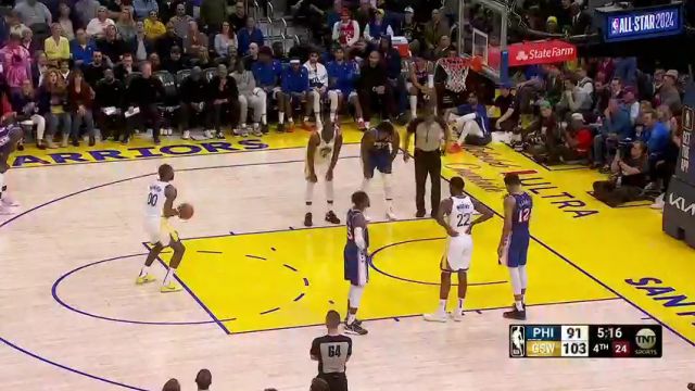 谁家小学生快领走 库里劝架都是连蹦带跳的