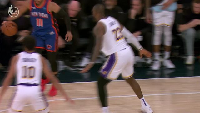 如影随形！詹姆斯身先士卒寸土不让成功防守布伦森