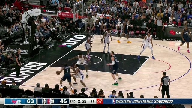 登哥你这样打闹容易被吹犯规 哈登防守中“锁喉”马克西