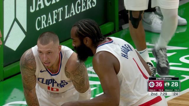 哈登三分出手被垫脚 杰伦-布朗被裁判认定为一级恶意犯规