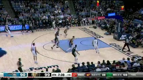 《NBA全场集锦》禁区内宽阔的犹如大马路 班凯罗轻松突进完成空中作业