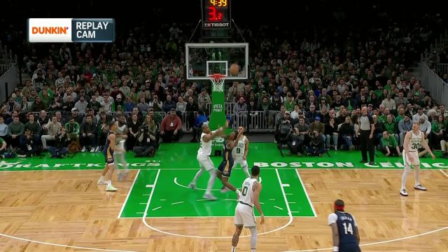 越打越嗨！绿军全军用命完成抢断 塔图姆一马当先扣篮取分