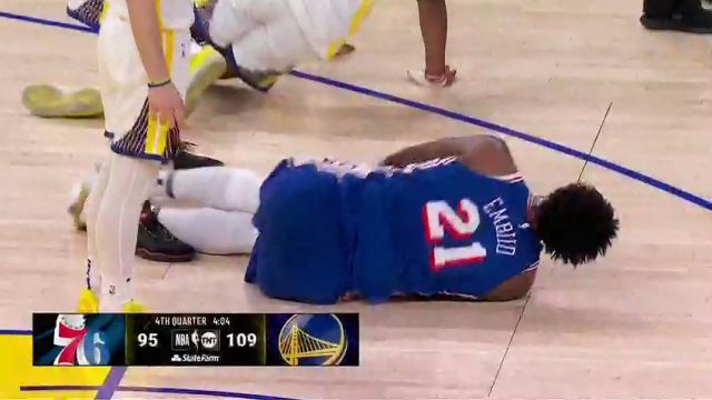 再受重创！库明加争抢之中压到恩比德受伤左膝 后者痛苦离场