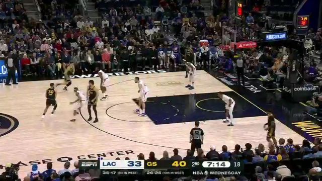 进攻篮板被库明加轻松收下 库里迎着防守超远三分潇洒自如