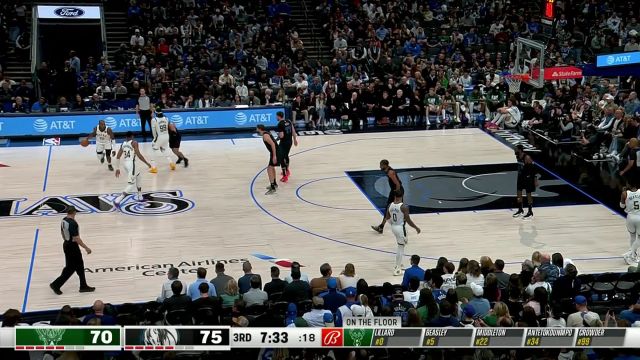 借挡拆突破抛投一气呵成 米德尔顿在罚球线附近手拿把攥