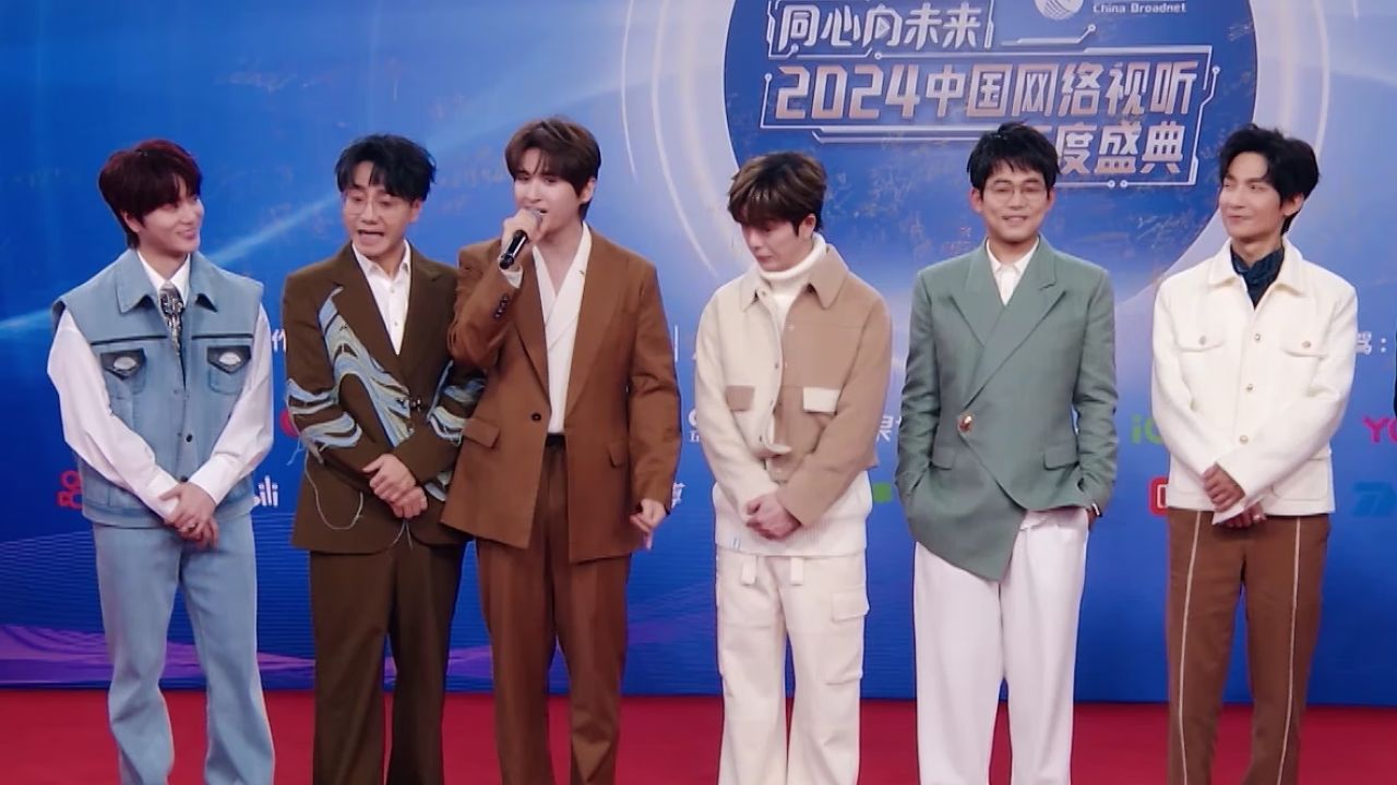 红毯:0713男团送祝福,新的一年大家都要快乐再出发!