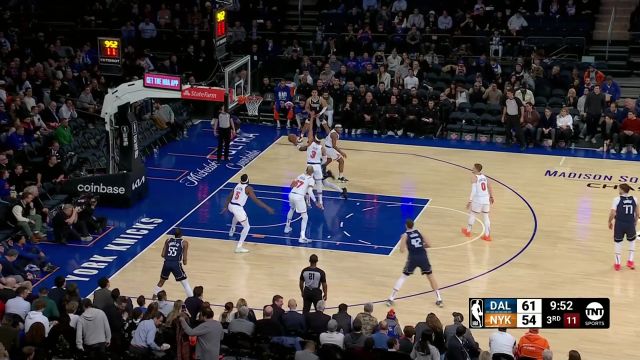 得分手拿把攥！欧文极限上篮+急停三分扩大优势