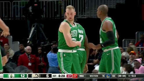 《NBA全场集锦》犯规拦不住我！杰伦布朗接球果断出手 长虹贯日打成神奇3+1