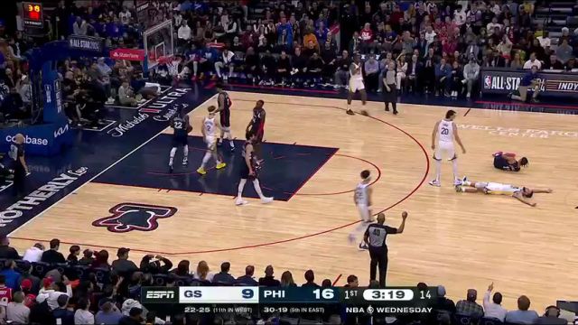 库里撤步出手命中高难度三分 纳斯挑战后裁判回看改为进攻犯规