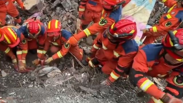 云南山体滑坡6旬夫妻手拉手遇难:已搜寻出29人,均无生命体征