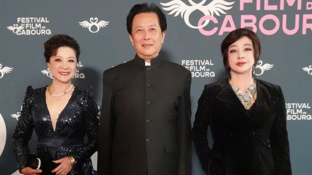 刘晓庆与唐国强王馥荔同框,71岁打扮似小姑娘,状态自信不服老