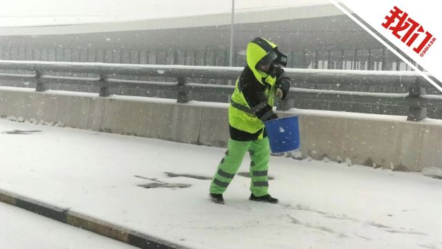 北京首都机场和大兴机场多举措除冰雪 实拍航空器除冰和跑道除雪